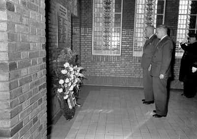 166925 Afbeelding van de kranslegging bij het gedenkteken voor tijdens de oorlog gevallen Utrechts kantoorpersoneel van ...